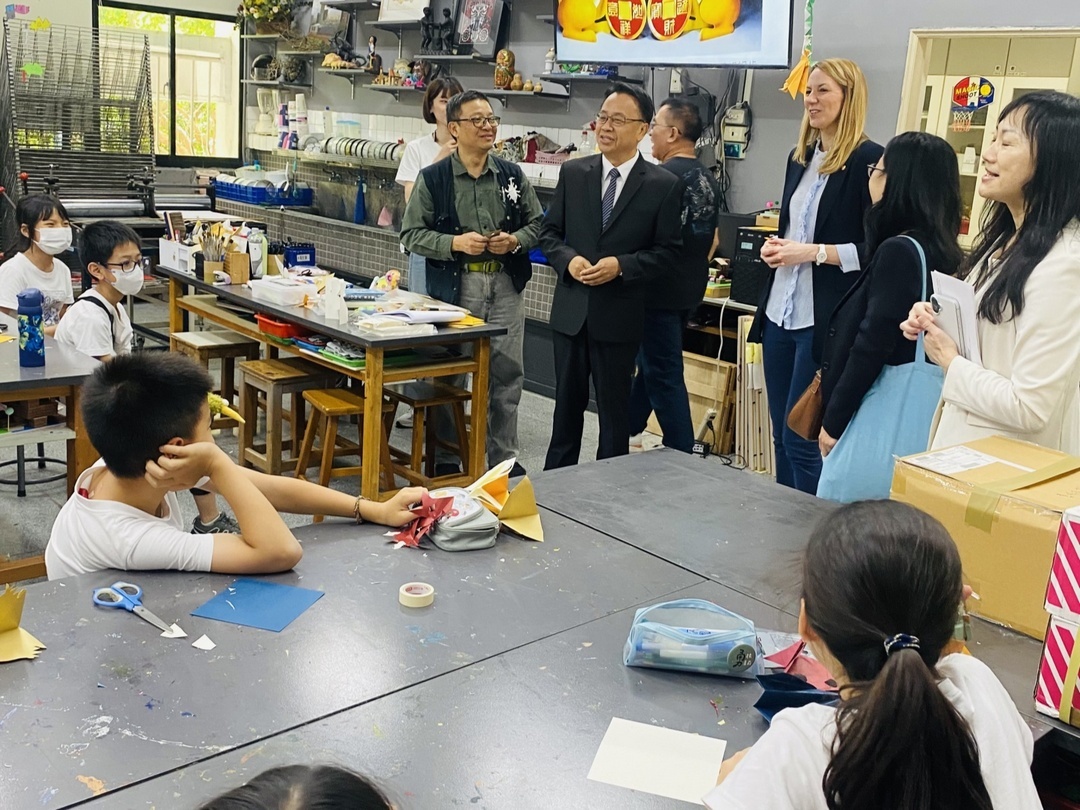 法國勒瓦盧瓦-佩雷市長進入課堂了解臺灣學生美術課上課情形